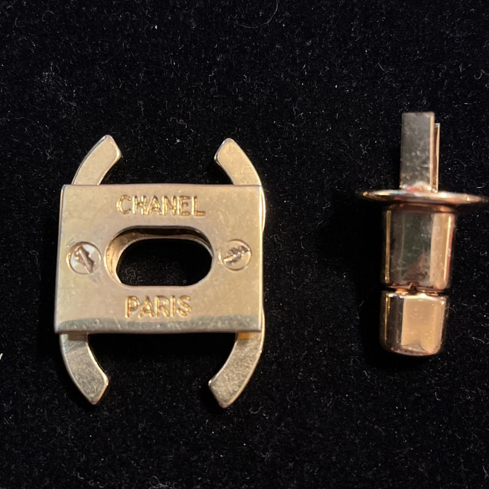 Chanel CC emblema dorado, placa de bolso y herrajes giratorios dorados  Foto 3 de 4