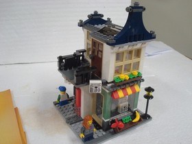 Lego CREATOR Toy & Grocery Shop.  100% Complete, RETIRED.  3 in 1 choose build