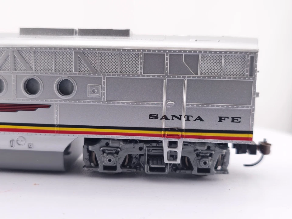*READ* HO Scale Bachmann FT A-Unit Diesel Locomotive Santa Fe Model Train RUNS - Image 2 of 4