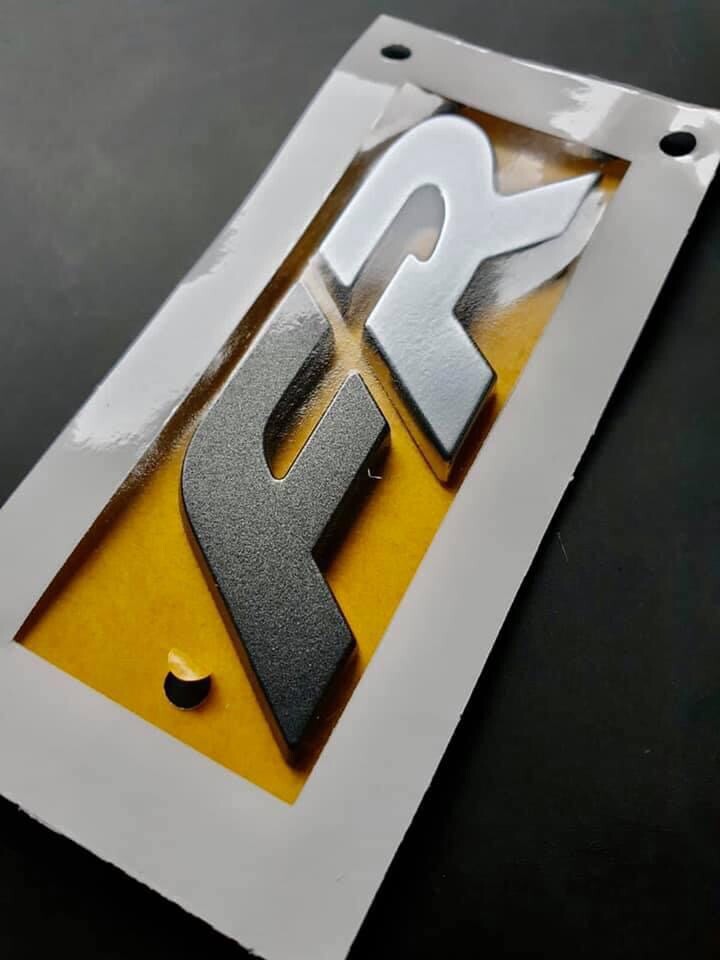 Emblème calandre SEAT FR Formula Racing mat pour Cupra Leon 5FA853670 UTZ