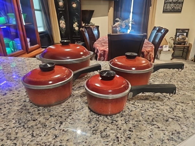 Club Aluminum Red Four-Piece Cookware Set with Saucepans And Stockpot