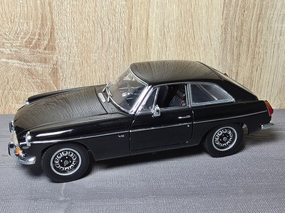 (2430) Universal Hobbies 1:18 MGB GT Coupe schwarz