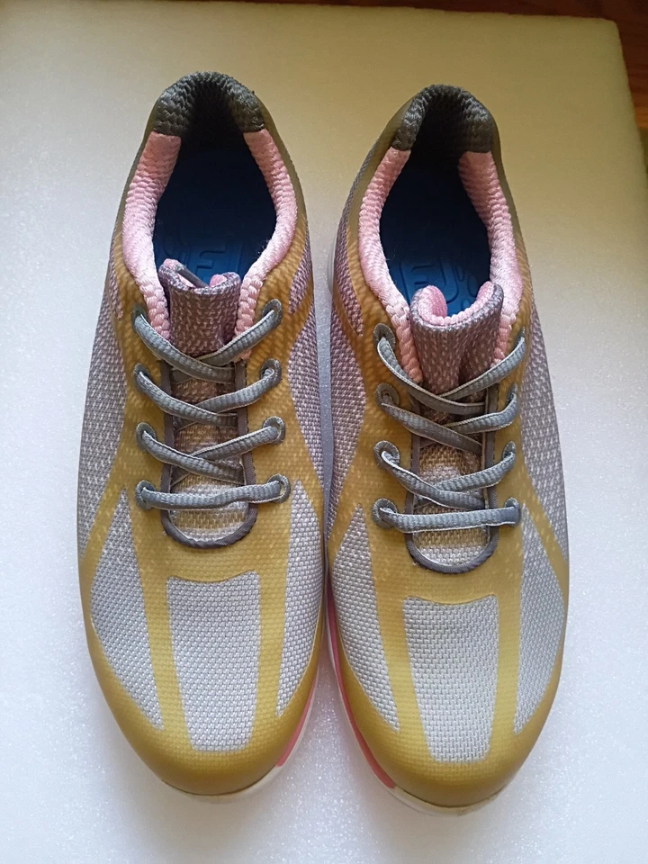 Zapatos de golf FootJoy para mujer FJ 98000 EmPower rosa/gris/dorado sin clavos talla 5,1/2 M Foto 2 de 4