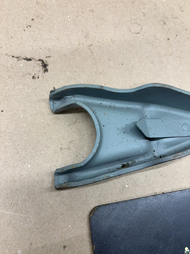 Soporte de cojinete de embrague horquilla de transmisión manual Mopar Dodge Plymouth OEM Foto 2 de 4