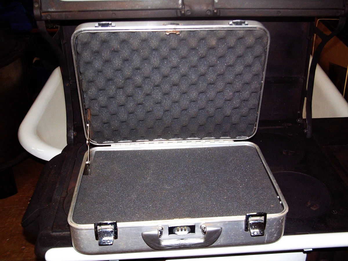 Zero Halliburton Travel Cases - Adem Önalan Studio
