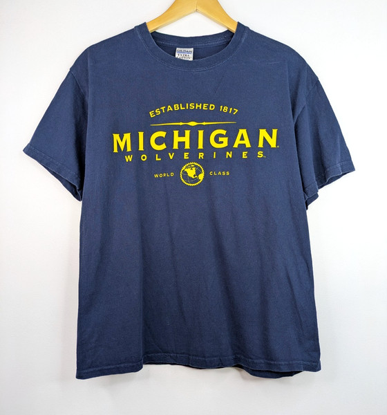 GILDAN Vtg Navy Blue MICHIGAN WOLVERINES Football T-shirt Tees Size M Casual