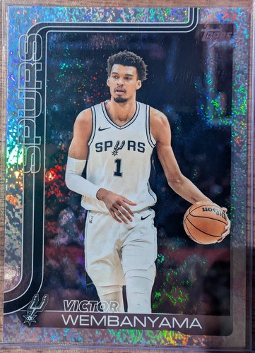 Victor Wembanyama 2025-26 Topps Flagship Holo Foil Refractor #195 Spurs