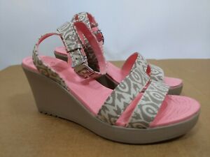 crocs leigh graphic wedge