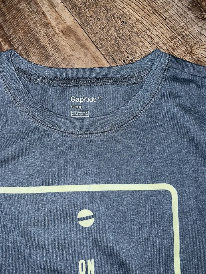 Camisa para dormir Gap niños 12 luces interruptor gráfico azul manga larga e inferior Foto 2 de 2