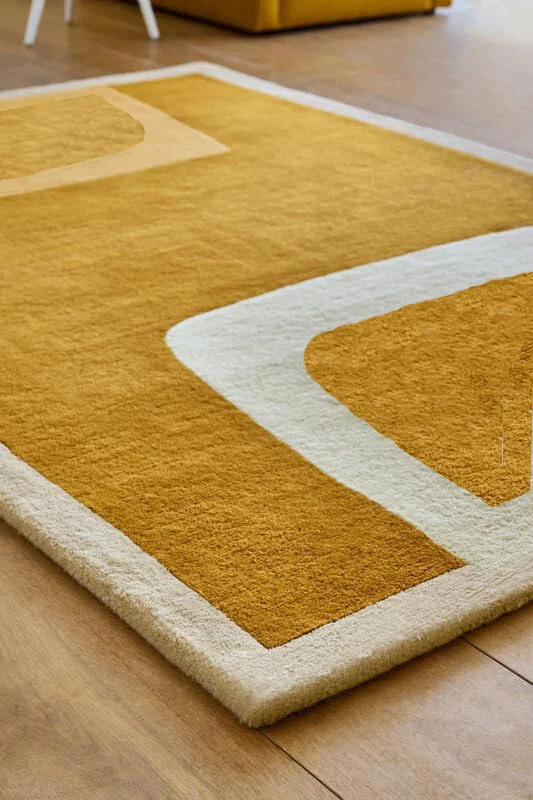 Alfombra geométrica abstracta moderna en tonos dorados neutros - diseño de mediados de siglo Foto 2 de 4