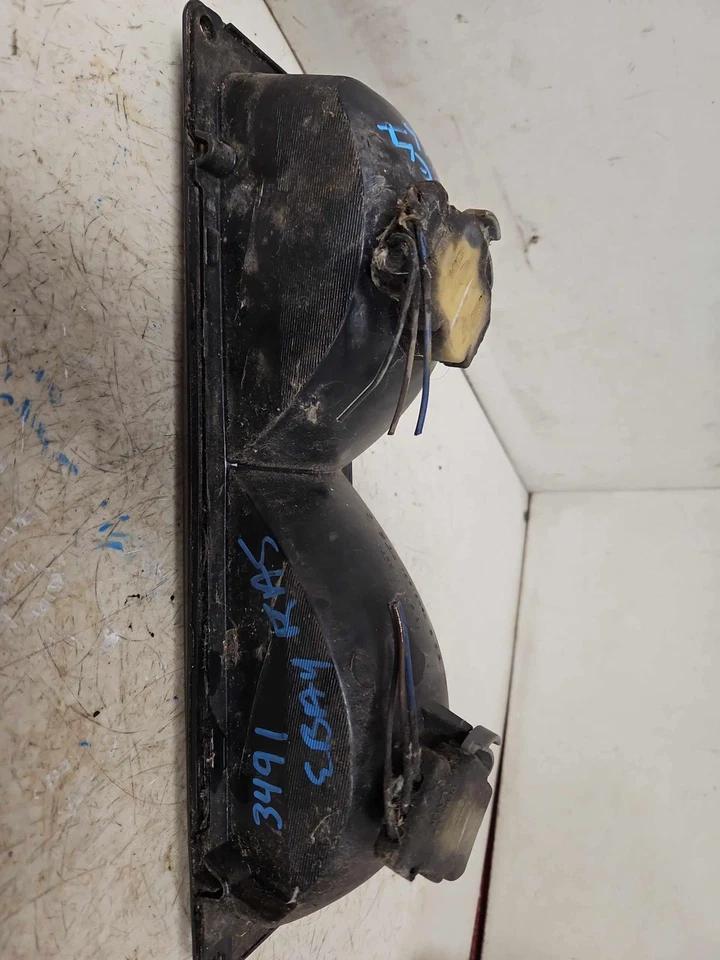 94-99 SUBURBAN 1500 Right Fog/Mark/Park Lamp Below Head Light Side Rh OEM - Image 4 of 4