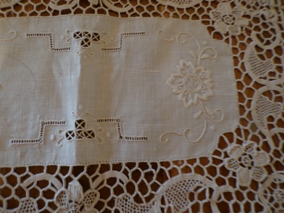 Linge ancien 1 Napperon lin blanc brodé avec pourtour en dentelle beige - Photo 2/3