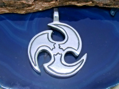Mitsu Domo Triskele Zinn Pewter Anhänger Kette Ø 2,5 cm mit Band