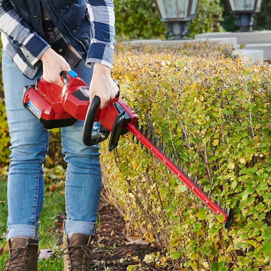 New Toro 60V Max Cordless Hedge Trimmer Kit - 51840
