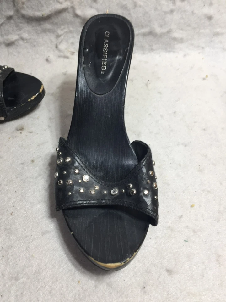 Sandalias de tacón de madera sintética clasificadas para mujer 9 negras dañadas estrás tachonadas abiertas Foto 2 de 4