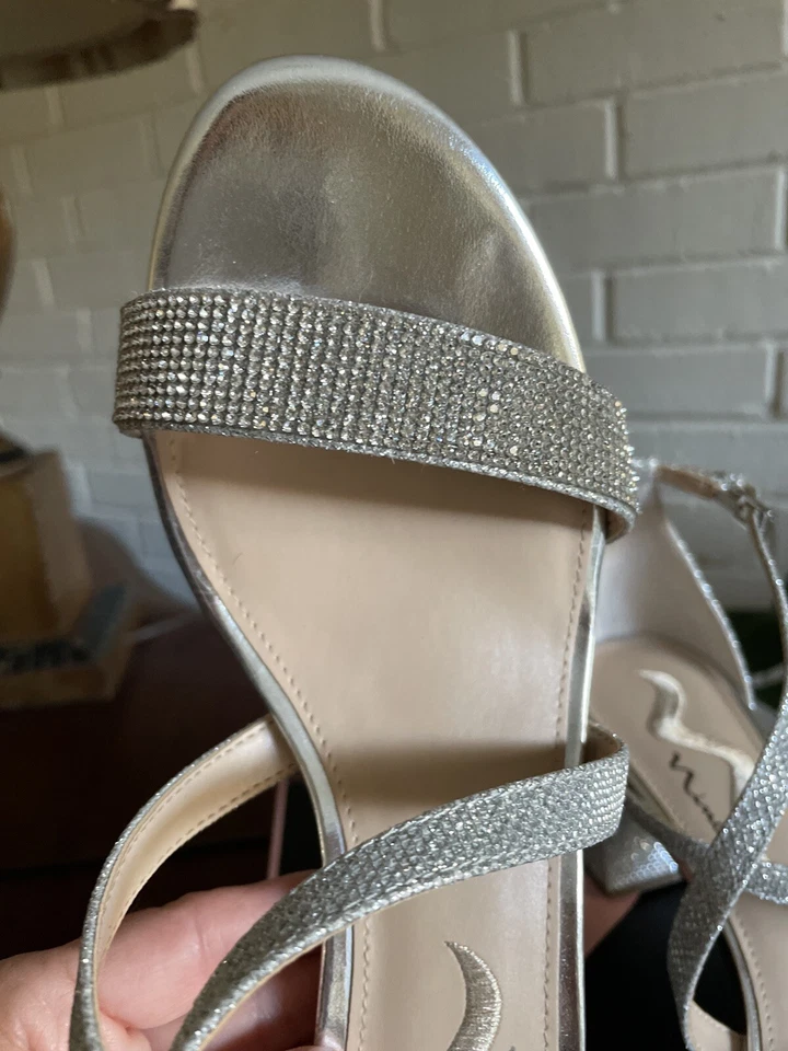 Nuevo en caja Zapato Nina para mujer plateado Neville estrás correa en el tobillo tacón bloque TALLA 9,5 M Foto 4 de 4