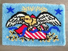 SOFT VINTAGE 1970s BICENTENNIAL EAGLE LATCH HOOK RUG WALL HANGING - 33 X 22