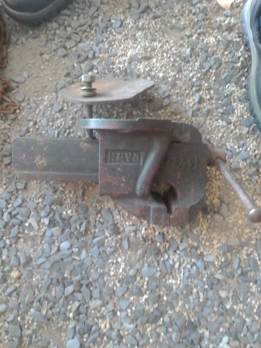 Dawn Heavy Duty Bench vice. 4.5inch good condition . +under bench fixing plate 