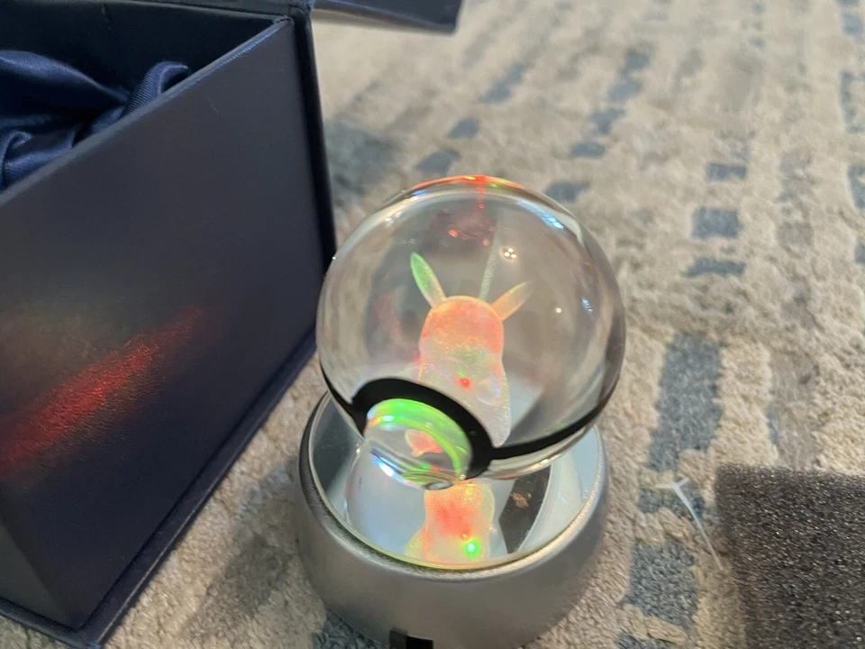 Bola de Cristal 3D Pikachu Figura Pokeball Iluminar con Base Pokemon Poke Ball Foto 4 de 4