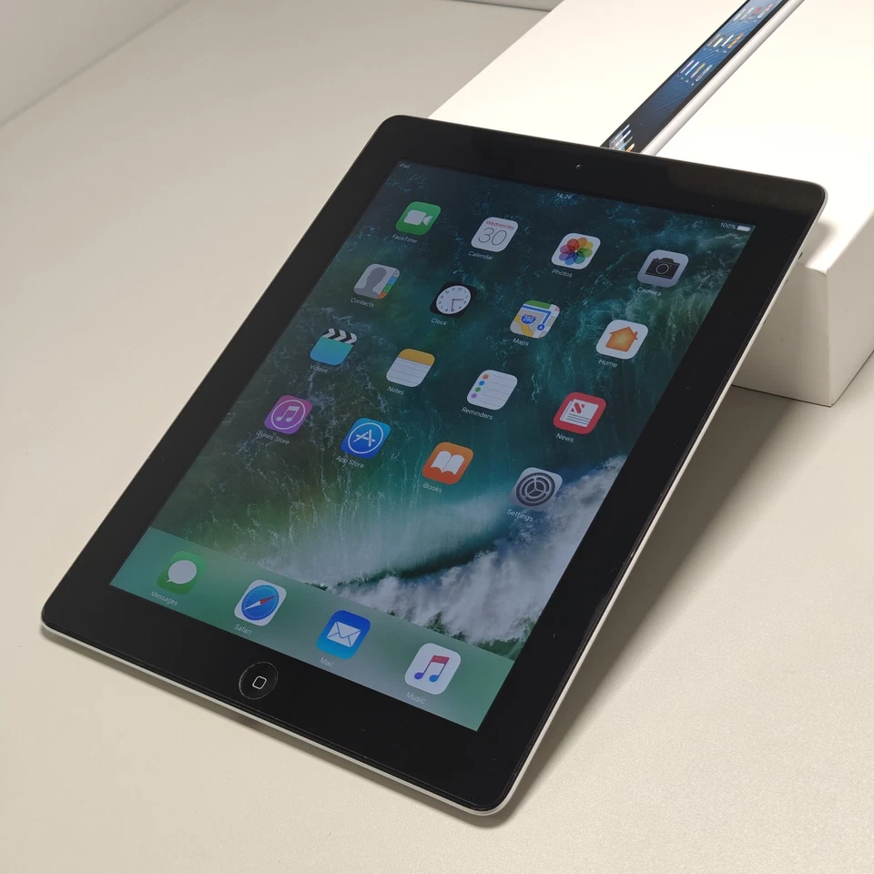 Apple iPad 4th Generation 9.7 Inch Tablet Wifi 16GB - Excellent Condition - Image 4 of 4