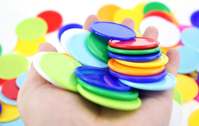 90 Bingo Chips aus Kunststoff - Großes Maß 3,7 cm, 9 Farben - Poker Token Ideal 