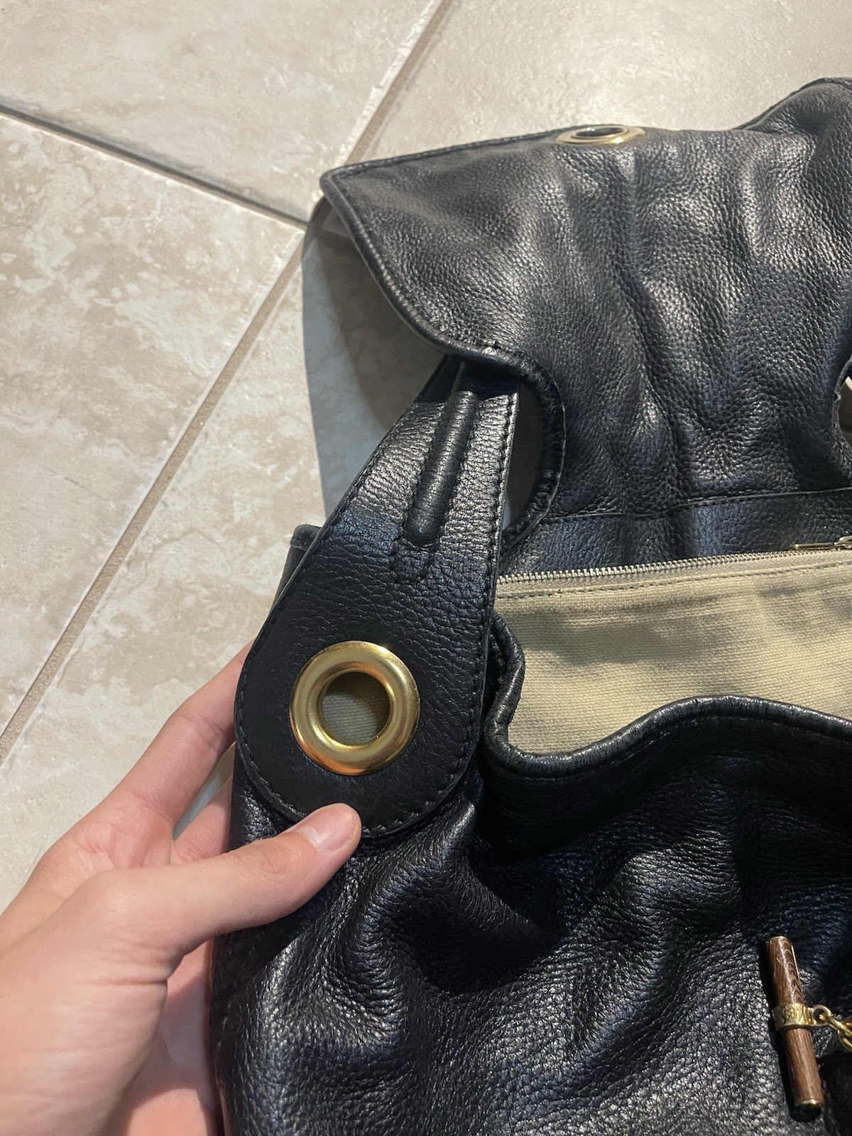 *RARA* YSL YVES SAINT LAURENT Borsa a tracolla Capri in pelle verniciata nera