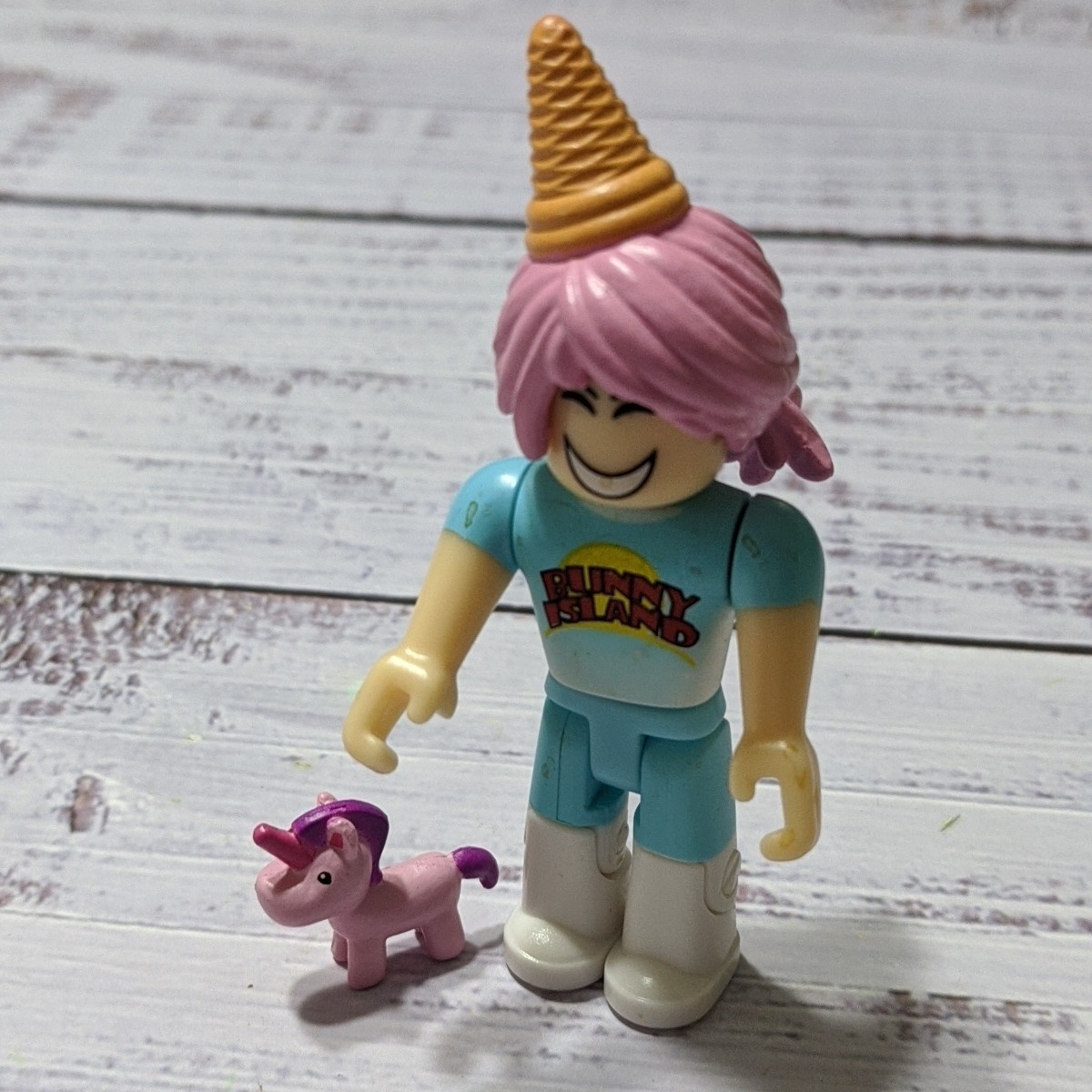 Bunny Island Vistor con cappello a cono pony e gelato serie 3 minifigure Roblox