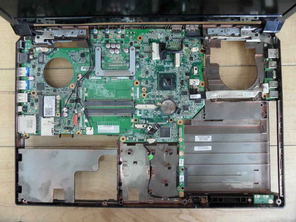 System 76 P151HM1 Parts Laptop Did Not Power On - See Pictures - Image 2 of 4