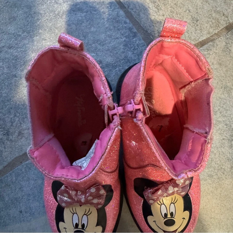 Disney Junior Rosa Brillante Minnie Mouse Tobillo Combate Botas de Lluvia Talla Niño Pequeño 7 Foto 2 de 4