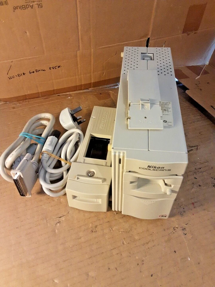 Nikon LS-30 Coolscan III Film Scanner for PC (PC/PowerMac) -BOXED WITH ACCESORIE - Image 4 of 4