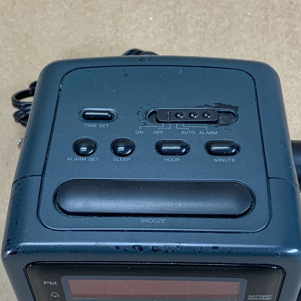 Radio Shack Chronomatic 312 Vintage Alarm Clock AM/FM Radio Works - Image 3 of 4