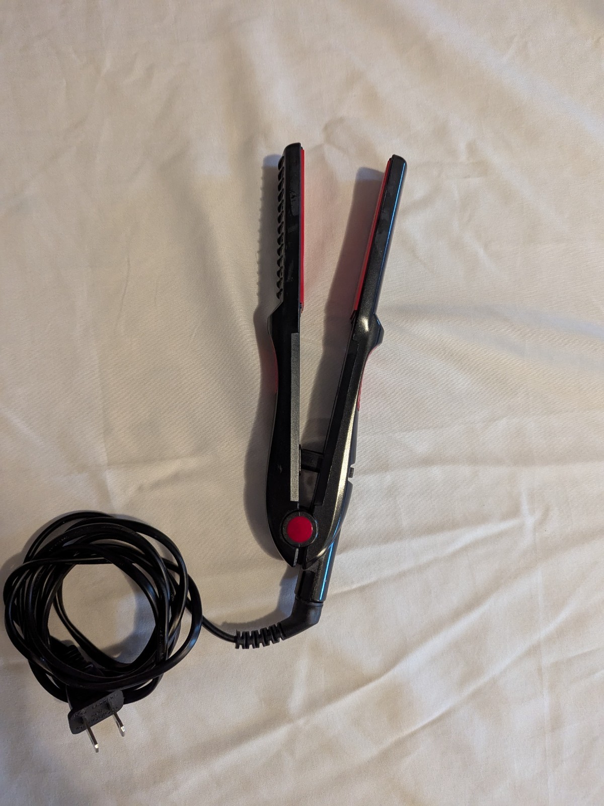VIVITAR Ceramic Flat Iron Hair Straightener pg-71000BLK Black and Red