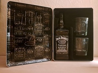 Jack Daniels Black Label 700 ml mit 2 Gläsern in Sammler Box von 2015 Frankreich