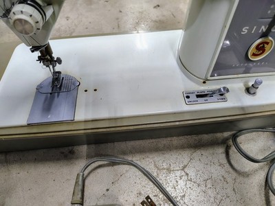 Singer 600 Auto Reel 60s Sewing Machine W/Foot Control &Case Works