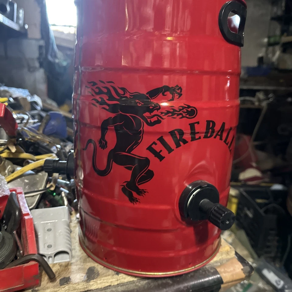 Dispensador de chupito de barril de metal con canela Fireball 5,2 L barra hombre cueva Foto 2 de 2