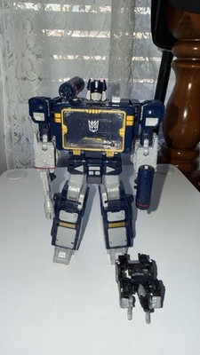 Hasbro Transformers Legacy Soundwave With Ravage.