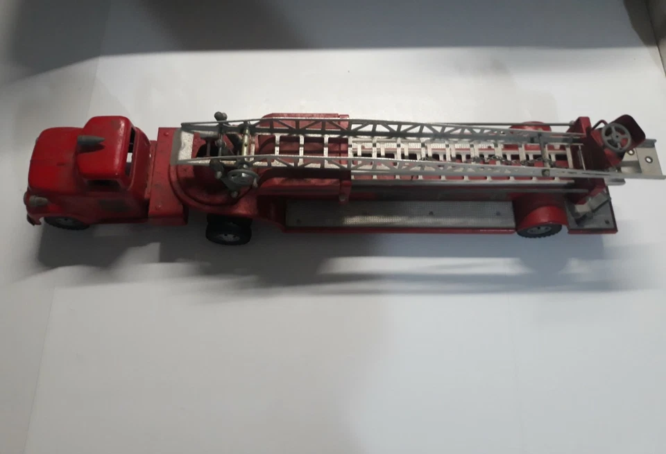 Camión de bomberos y escaleras Ford Tonka TFD 1957 original vintage con escalera hidráulica Foto 4 de 4