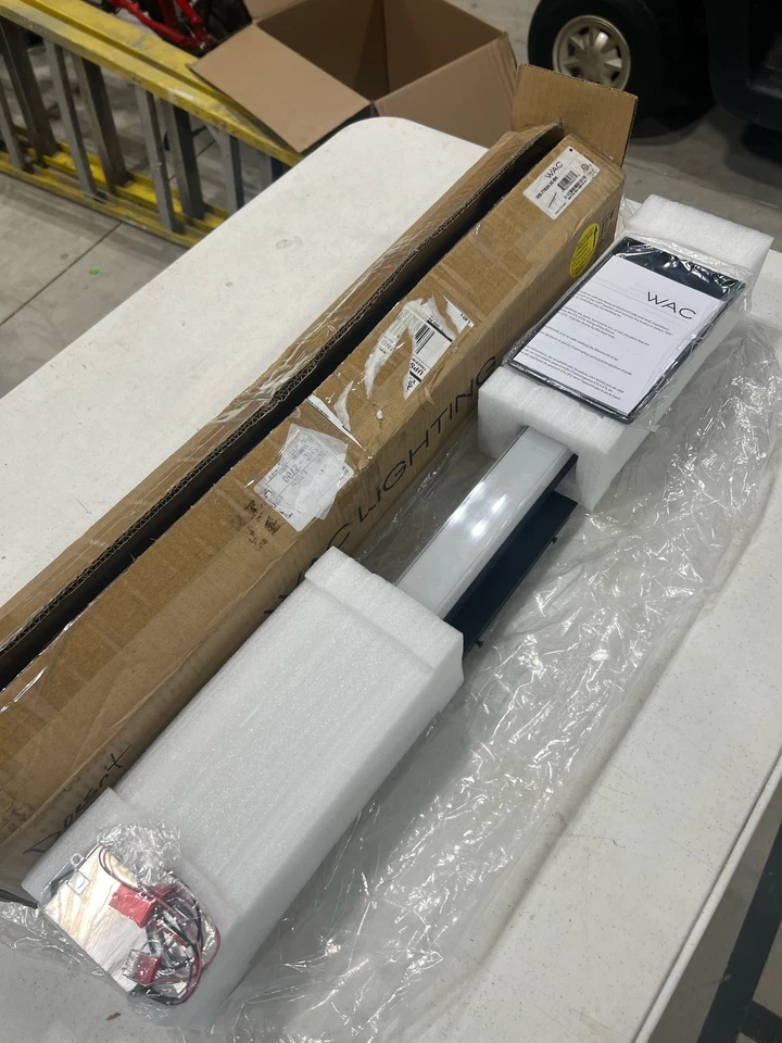 Luz de tocador LED WAC Lighting dweLED Brink 24" 3000K negra, 3-CCT ajustable Foto 3 de 4