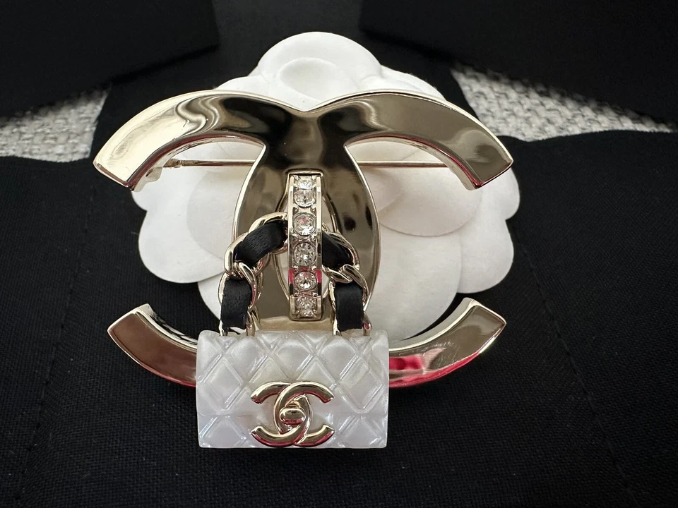 NUEVO EN CAJA 100 % AUTÉNTICO Chanel 23C CC Logo Broche Resina Blanca Bolso Motivo Lazo Cristal Foto 2 de 4