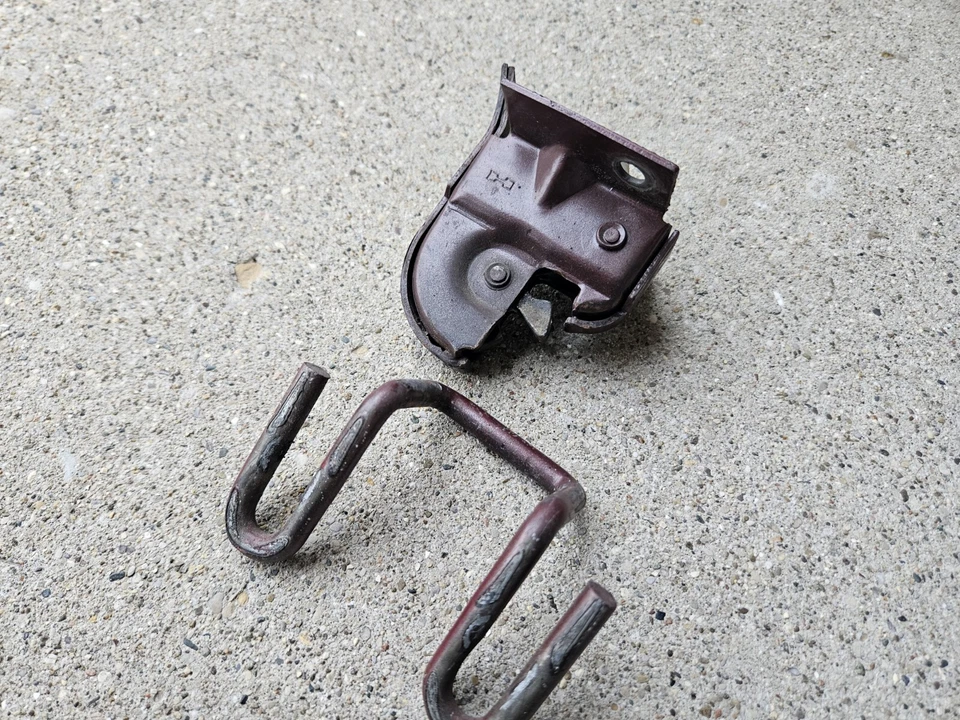 1964 AMC Rambler Ambassador 990 trava traseira do porta-malas e suporte Striker fabricante de equipamento original  - Imagem 4 de 4