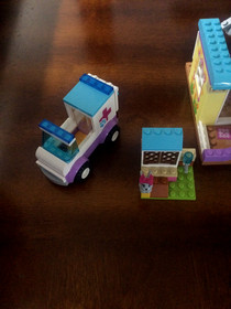 LEGO Juniors: Mia's Vet Clinic (10728) W/INSTRUCTIONAL MANUAL 100% COMPLETE