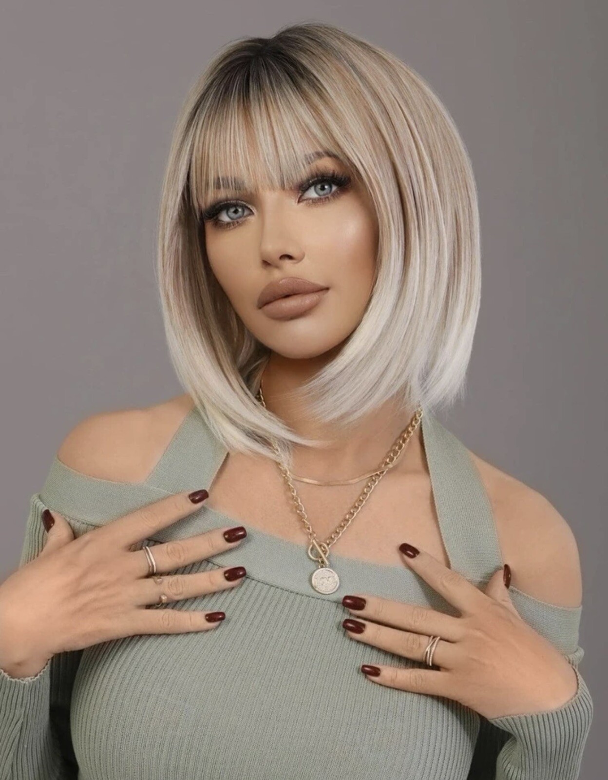 Perruque blonde dorée courte à frange et racines foncées pour femme avec 4 bonnets inclus