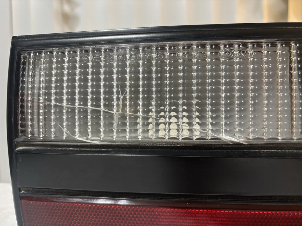 Luz trasera convertible derecha OEM E3ZB-13440-A 1983-1986 leer detalle Foto 4 de 4