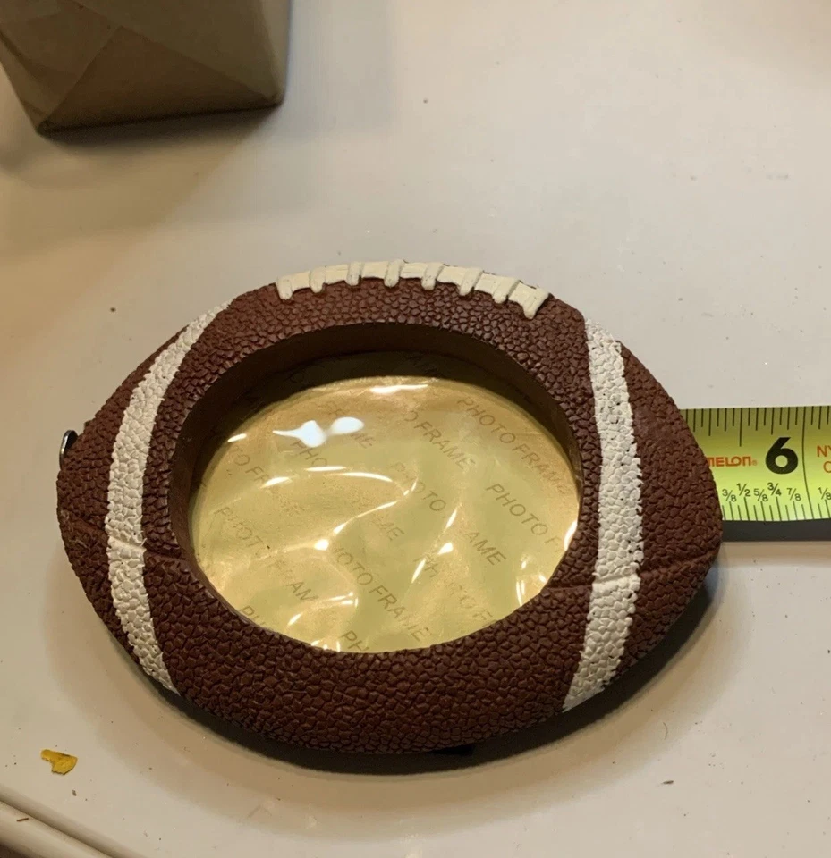 Marco de fotos de cerámica con forma de fútbol de 3 x 3 de 7" de largo x 4" de altura Foto 4 de 4