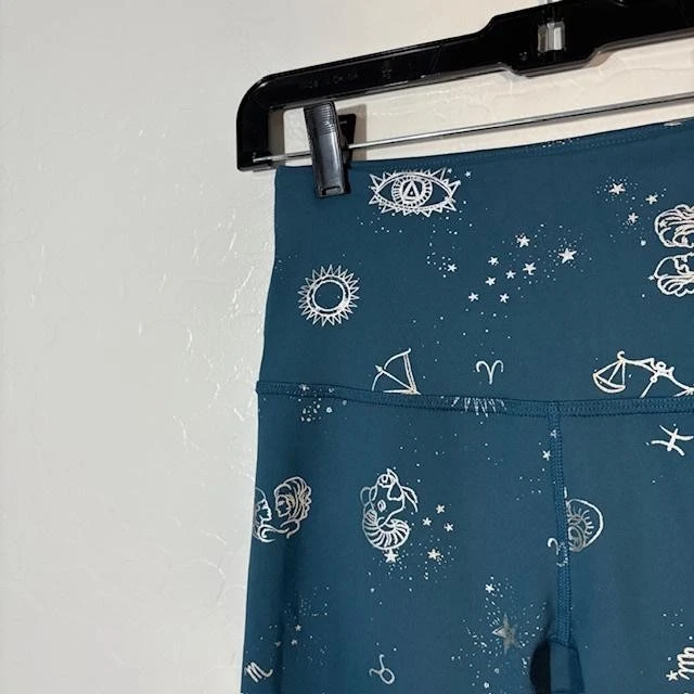Leggings Beyond Yoga para mujer XS verde azulado tiro alto zodiaco estampado celeste hechos en EE. UU. Foto 2 de 4
