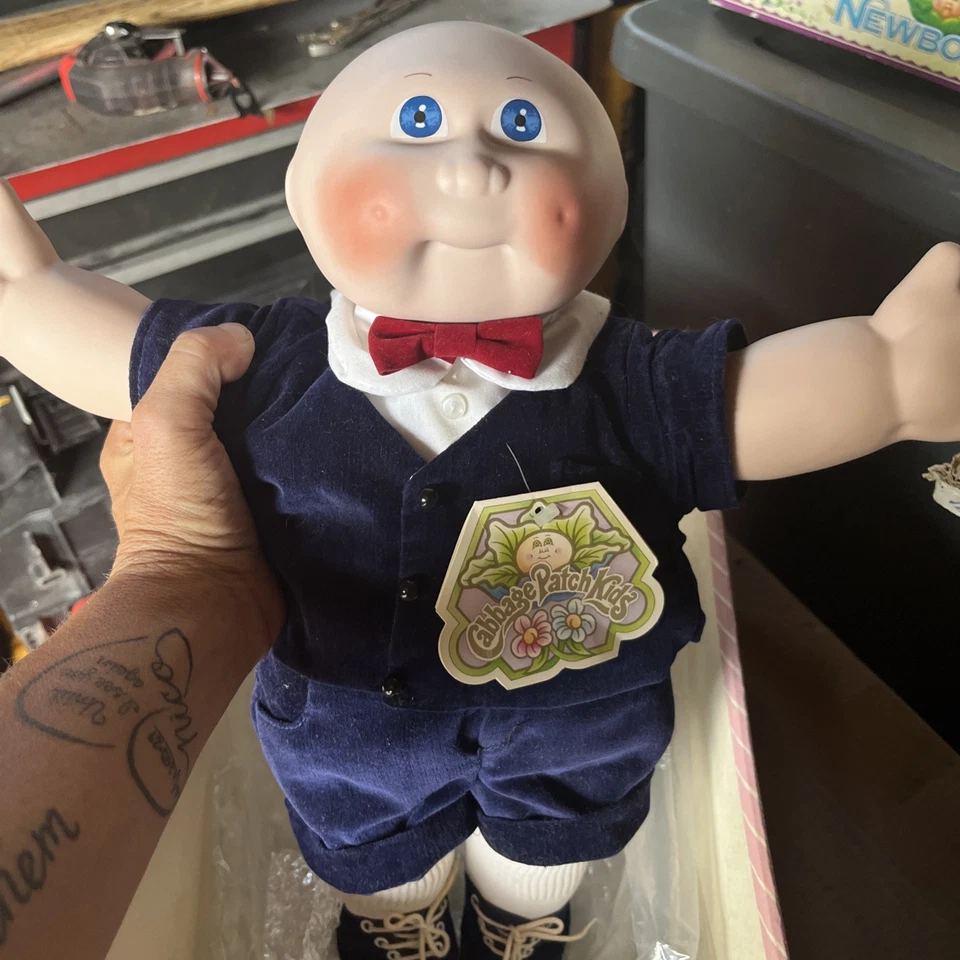 瓷白菜布贴男孩 Jeffrey Nicholas 16 英寸全新带盒  — 第 2/4 张图片