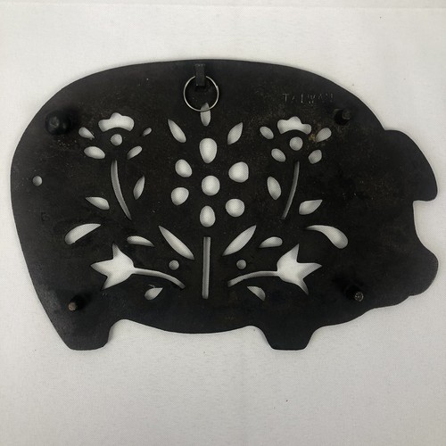 Lot Of 3 Vintage Heavy Metal Trivets Fruit Basket Pig Tea Pot - Picture 8 of 12