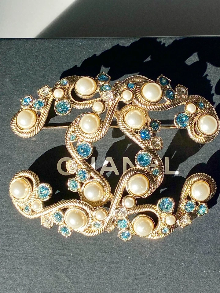 2019P CHANEL LIGHT GOLD LARGE HUGE CC LOGO WHITE PEARLS BLUE CRYSTALS BROOCH PIN