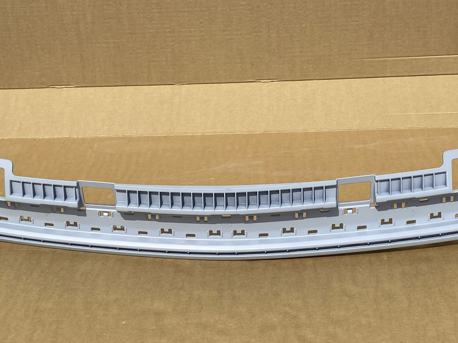 PERFECT! 2019 2020 2021 2022 LAMBORGHINI URUS REAR MIDDLE BUMPER COVER PANEL OEM