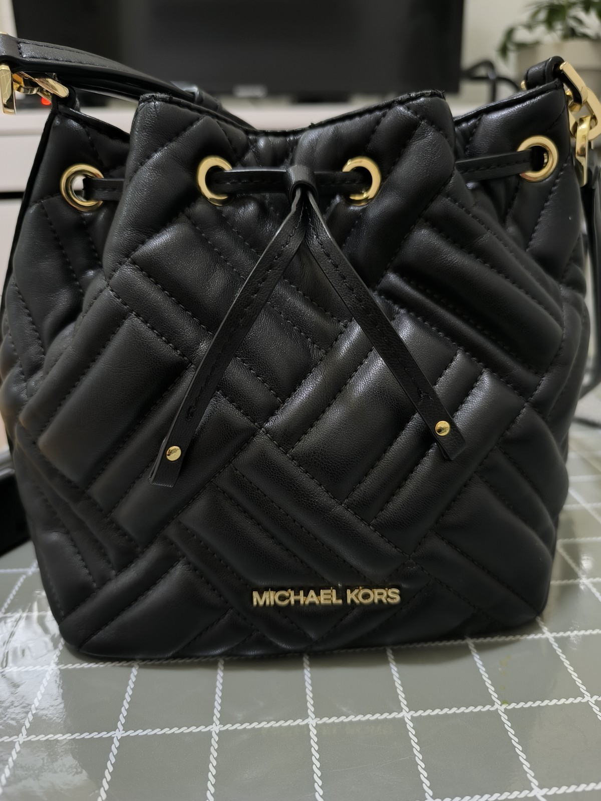 Bolso tipo bucket Michael Kors de cuero acolchado Negro Herrajes dorados